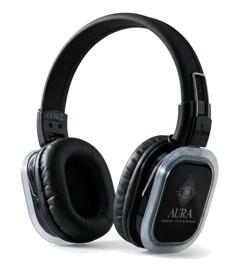Auriculares Aura de color negro con el logotipo Aura en el auricular