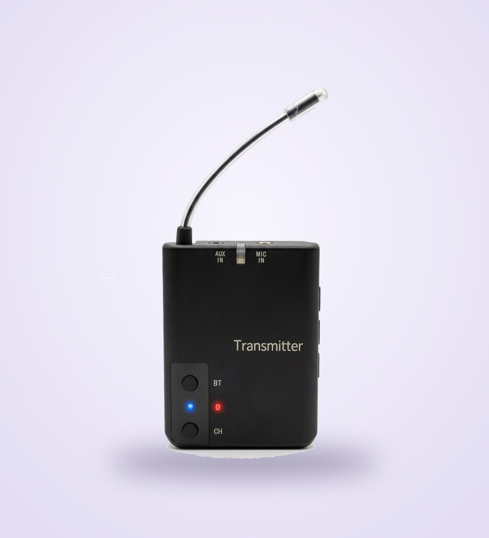 Transmisor inalámbrico negro con antena, entradas AUX y micrófono y botones BT y CH
